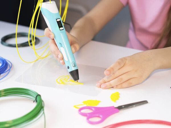 3D-Printable-Pen-Hands-Holding-C